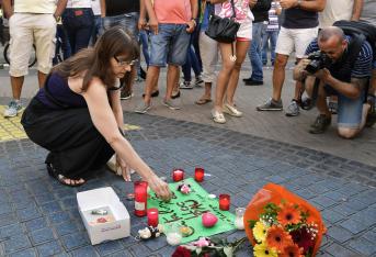 Desde muy temprano este viernes, ciudadanos se acercaron con velas y flores para rendir homenaje a las víctimas del atentado en Barcelona el pasado jueves, que dejó 13 muertos y decenas de heridos.