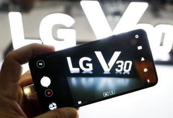 LG presentó el V30, un dispositivo que integra una pantalla Oled de 6 pulgadas con resolución 2,880 x 1,440 pixeles (QHD+) y una batería de 3.300 mAh. Además, tiene una cámara principal de 16 y otra de 13 megapíxeles.