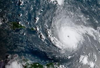 El huracán Irma presenta vientos máximos sostenidos de 175 millas por hora (280 km/h) y se encuentra a 270 millas (440 kilómetros) al este de Antigua.