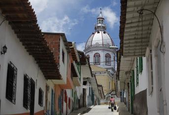Santo Domingo es un municipio en antioqueño, cerca de la confluencia de los ríos Cauca y Magdalena, a casi 70 kilómetros de Medellín, que fue el lugar de nacimiento de monseñor Jesús Emilio Jaramillo.