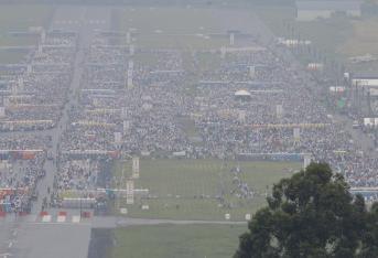 Así se ve desde el aire el aeropuerto Olaya Herrera en Medellín, minutos antes de dar inicio a la misa campal del papa Francisco.