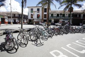 Fáber Eduardo Martínez, secretario de Planeación, dice que los hogares tienen entre dos y tres bicicletas, aunque no hay un dato exacto.