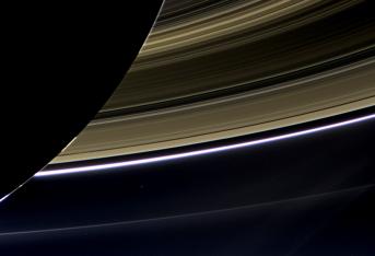 La sonda Cassini, a más de 7.897 km por hora, atravesó las primeras capas de la atmósfera de Saturno. A medida que la fricción atmosférica aumentó, la sonda se convirtió en una bola de fuego y empezó a caer hasta que desapareció.