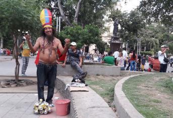 Álvaro Sarmiento es un cucuteño de 54 años, que le da vida al 'Loco de los potes', un personaje famoso de las calles de Cúcuta.