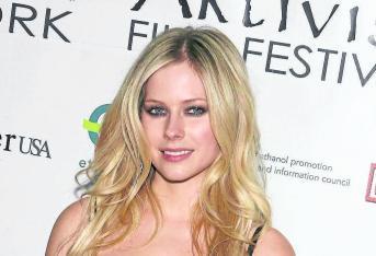 La compañía de ciberseguridad McAffe realizó una lista de las celebridades más peligrosas al momento de buscar su nombre en internet. La lista la encabeza la cantante de ‘Complicated’, Avril Lavigne. La empresa dijo que buscar “Avril Lavigne free mp3” tiene el 22% de posibilidades de terminar en un sitio de software malicioso.