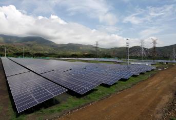 En Yumbo, Valle del Cauca, se encuentra ubicada la primera y única granja fotovoltaica de Colombia, especializada en generar energía limpia.
