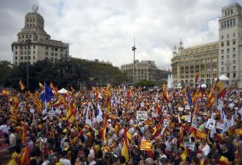 Decenas de miles de personas marcharon este jueves a favor de la unidad de España en Barcelona con motivo de la fiesta nacional, en plena crisis catalana.