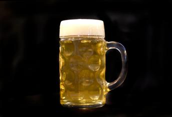 Jarro alemán: Es robusto y de vidrio grueso, usualmente con hoyuelos. Tienen una gran capacidad y un asa que impide que la mano caliente la cerveza. Se pueden chocar a la hora de brindar.