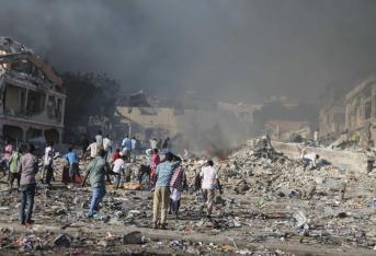 Somalia sufrió este sábado el peor atentado de su historia después de que presuntos terroristas de Al Shabab detonaran camiones bomba contra un hotel y un concurrido mercado de la capital, Mogadiscio.