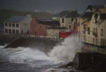 La tormenta Ophelia mantiene su trayectoria hacia Reino Unido, tras provocar varios muertos en Irlanda.