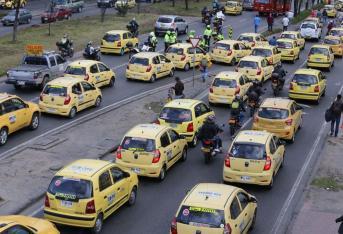 Decenas de taxistas se concentran en los alrededores de Mundo Aventura.