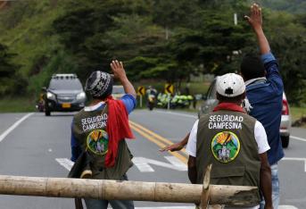 En el kilómetro 46 vía Cali - Popayán, corregimiento de Pescador, del municipio de Caldono (Cauca), campesinos bloquean media vía de la Panamericana a la espera de una solución del Gobierno Nacional a sus solicitudes.