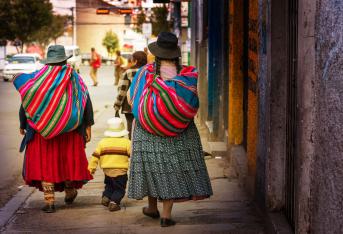Bolivia 

El nivel de Bolivia en el Índice de Mejores Trabajos es mejor que el promedio regional en los dos indicadores de cantidad: el país obtiene más puntos tanto en la tasa de participación (80,5 frente a 77) como en la de ocupación (77,8 frente a 71,3). En términos de calidad, Bolivia obtiene 49 puntos en el indicador de trabajos con salario suficiente para superar la pobreza, ligeramente por encima del promedio de América Latina (46,7 puntos). Sin embargo, en la tasa de formalidad, Bolivia obtiene menos de la mitad del puntaje promedio de América Latina (14,7 frente a 33,5 puntos).