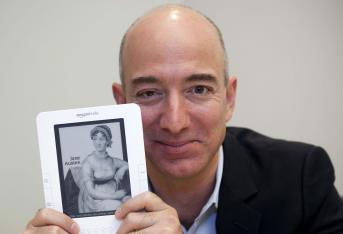 Jeff Bezos 

Estudió Ciencias de la Computación e Ingeniería Eléctrica en la Universidad de Princeton, donde se graduó en 1986. Cuando Jeff Bezos, CEO de Amazon, tenía 25 años, trabajaba para Bankers Trust Company desarrollando softwares entre 1988 y 1990.