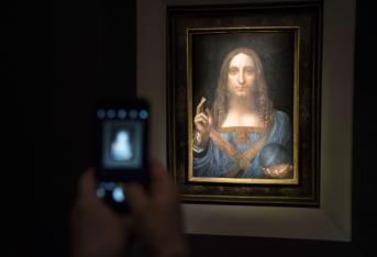 El retrato de Cristo "Salvator Mundi", pintado por Leonardo da Vinci, se vendió el miércoles por un récord de 450,3 millones de dólares en la casa Christie's en Nueva York, más del doble que la marca anterior para una obra de arte en subasta.