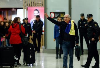 Antonio Ledezma a su arribo al aeropuerto de Barajas en Madrid, tras su huida de Venezuela.