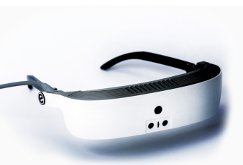 eSight 3 son unas gafas que dan vista a los ciegos. Están compuestas por un par de gafas oscuras que graban un vídeo de alta definición y lo transforman en algoritmos de magnificación. Con estas gafas las personas podrán incrementar su actividad física.