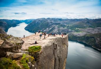 Preikestolen – Noruega 

Es uno de los acantilados más altos del mundo. Preikestolen es una formación rocosa que está ubicada en la costa sudoeste de Noruega. Este lugar que tiene como significado ‘púlpito’ es reconocido por sus altas paredes verticales. Una de los atractivos de este acantilado es la posibilidad de realizar caminatas a través de senderos de montaña y lagos glaciares.
