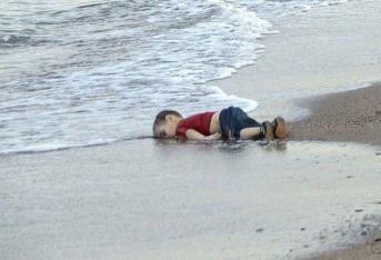 Aylan Kurdi apareció ahogado en una playa en Bodrum, Turquía, el 2 de septiembre de 2015. Su fotografía le dio la vuelta al mundo. Textos: Paula Castañeda, Escuela de Periodismo Multimedia EL TIEMPO.