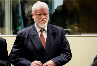 El ex líder militar bosniocroata Slobodan Praljak se suicidó cuando el tribunal de La Haya que lo juzgó confirmaba su condena a 20 años por crímenes de guerra.