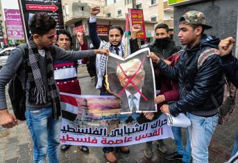 Este jueves, varios manifestantes quemaron en Belén fotos de Trump en protesta por el posible anuncio del presidente de Estados Unidos de mover la embajada a Jerusalén.