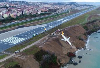 Un avión de pasajeros turco con 162 pasajeros a bordo se salió de la pista el sábado por la noche y quedó atrapado en la ladera de un acantilado en la ciudad de Trebisonda.