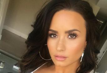 5.	Demi Lovato compartió el siguiente mensaje en redes: “Recuperarse en posible”,  esto tras mostrar fotos de su pasado. Es importante recordar que la cantante y actriz ha pasado por varias luchas personales como la depresión.