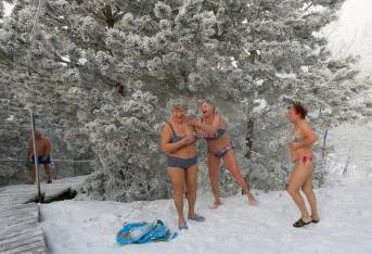 1.	Los ‘Cryophile winter swimers’ o ‘Nadadores criófilos de invierno’, por su nombre en español, son los miembros del club  ruso con el mismo nombre que disfruta la nieve con actividades de verano como una forma de desconectarse de la rutina.