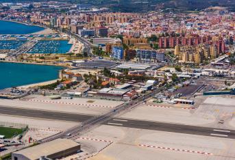 Aeropuerto de Gibraltar. El principal peligro de esta peculiar pista de aterrizaje es que se cruza con una avenida donde circulan automóviles y otros vehículos.