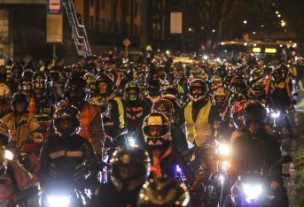 Un amplio grupo de motociclistas inició un plan tortuga por la avenida Boyacá, a la altura de la avenida La Esperanza.