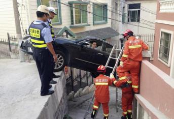 2-	En 2014, un vehículo se atascó en un callejón en Wenzhou, China. El conductor no logró frenar a tiempo en una maniobra, y el automóvil rodó por el borde de una carretera, atascándose como se observa en la imagen.