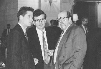 Los Congresistas por Bogotá, Germán Vargas Lleras, Juan Martín Caicedo Ferrer, y Antonio José Pinillos, de izquierda a derecha, durante un receso en el Senado. El 17 de agosto de 1994.