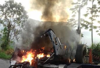 Una tractomula fue incinerada por el Eln en Valdivia, Antioquia