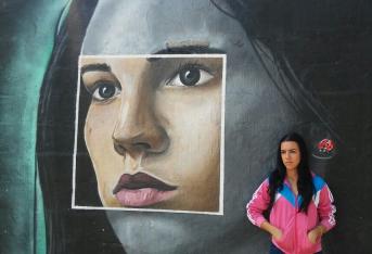Hace más o menos dos años, Candy Chamorro, de 22 años, decidió emprender un proyecto dedicado a resaltar la creatividad de aquellas personas que plasman historias en los muros de la ciudad.