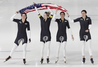Los equipos de patinaje de velocidad de Estados Unidos en los Olímpicos de Invierno han estado en boca de todos por estos días, más allá de sus resultados en las competencias. Esto se debe al curioso diseño de sus trajes de competencia.