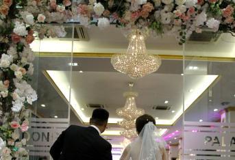 En Vietnam, unos empresarios crearon una solución para aquellas parejas que desean casarse, a pesar de no tener la bendición familiar.