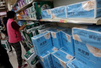 El primer ministro de 
Taiwan ha instado al publico a evitar el acaparamiento de papel higienico despues de que un alza en los precios de los fabricantes, informada por los medios, provocase una escasez de suministros en los supermercados.
