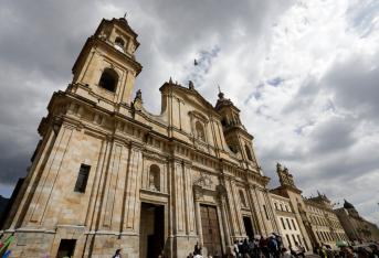 La Catedral Primada, de estilo neoclásico, fue construida entre 1807 y 1823 por Fray Domingo de Petrés.
