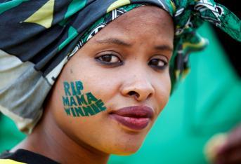 Miles de personas se concentraron este miércoles en un estadio de Johannesburgo para despedirse de la política y activista Winnie Madikizela-Mandela, segunda esposa del expresidente sudafricano Nelson Mandela, en una gran ceremonia solemne en su memoria.