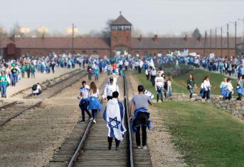 Participantes de la "Marcha de los vivos" se dirigen hacia Auschwitz.