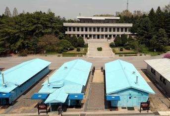En la zona de Panmunjon, Naciones Unidas garantiza el cumplimiento del armisticio entre Corea del Norte y Corea del Sur con la vigilancia de soldados estadounidenses.