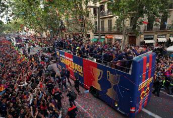 El FC Barcelona celebra su título con una caravana en las calles de la Ciudad.
