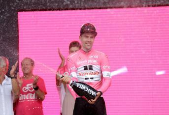 El holandés Tom Dumoulin logró este viernes coronar la primera etapa de la edición 101 del Giro de Italia luego de ganarle a Rohan Dennis por dos segundos.