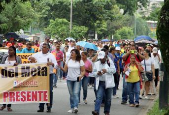 Unos 2.000 docentes de las instituciones educativas del departamento del Meta marcharon por las principales calles de la capital para pedir que el Gobierno nacional les cumpla los compromisos adquiridos el año pasado.