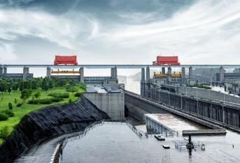 La central hidroeléctrica llamada ‘Las tres gargantas’ es la más grande del mundo. Se ubica en Yichang, China. Tiene una potencia instalada de 22.500 megavatios que transforma las aguas provenientes del río Yangtsé. Fue una obra que duró muchos años en construcción, dado que inició en 1993 y finalizó en el 2012. Su funcionamiento ha posibilitado dar energía, entre otras regiones, a ciertos lugares de Shanghái.