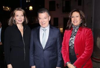 La primera dama Clemencia de Santos, el presidente Juan Manuel Santos y Ana Maria Fries, directora de Artesanías de Colombia.
