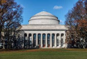 El Instituto Tecnológico de Massachusetts (MIT), en Estados Unidos, ocupa el segundo lugar. Esta universidad ha alcanzado 85 Premios Nobel, 58 ganadores de la Medalla Nacional de Ciencias, 29 ganadores de la Medalla Nacional de Tecnología e Innovación y 45 becas MacArthur. Entre sus alumnos se destaca Kofi Annan, exsecretario general de las Naciones Unidas.