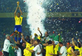 Cafu, el capitan de la seleccion de Brasil levanta la Copa Mundo en el 2002.