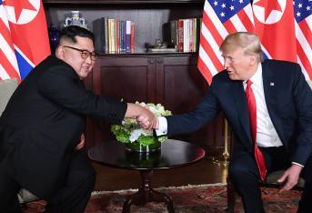 Este domingo en Singapur se reunieron Donald Trump, mandatario de Estados Unidos, y Kim Jong-un, el líder de Corea del Norte, con el propósito de dialogar en torno al desarme nuclear en el país asiático.