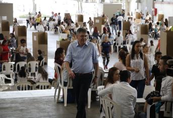 Mauricio Cárdenas, Ministro de Hacienda, ejerció su derecho al voto en Medellín.